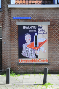 904491 Afbeelding van de herstelde muurreclame van de Utrechtsche Melk Centrale op het pand Zacharias Jansenstraat 15 ...